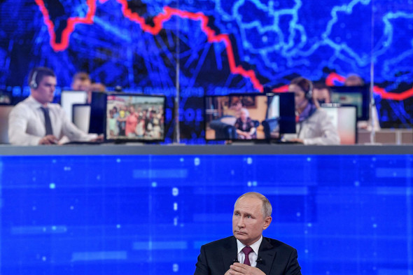 «Крайне странная прямая линия». Политологи об итогах общения Путина с народом