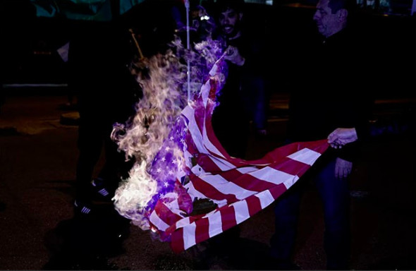 СМИ: протестующие у Белого Дома сожгли флаг США после речи Трампа