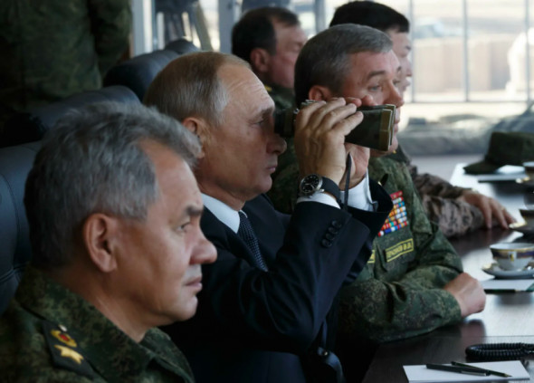 Путин поручил готовить экономику к войне