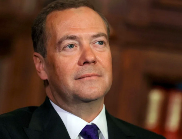 Медведев заявил о готовности россиян жить без долларов