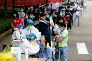 В Китае выявили рекордное за пандемию число заражений COVID-19