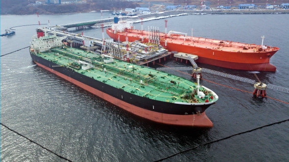 ЕК допустила переходный период для введения потолка цен на нефть из России