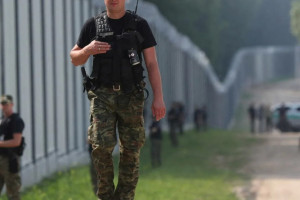 Польша начнет строить забор на границе с Россией