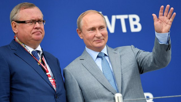 Костин заявил о поддержке Путиным предложения по дедолларизации экономики