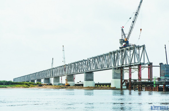 Китай достроил 17 пролетов моста через Амур. Россия строит оставшиеся три с 2014 года