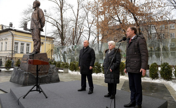 Путин открыл памятник Солженицыну