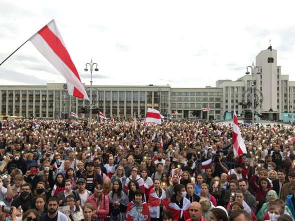 В Минске устроили провластный митинг «За батьку!» одновременно с акцией сторонников Тихановской
