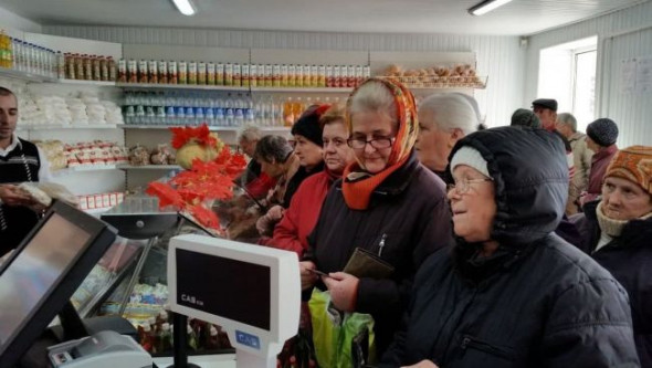 Дожили: в Молдавии пенсионеры с ночи занимают очередь за социальным хлебом