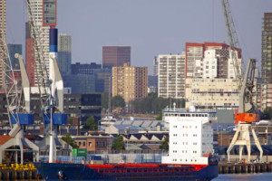 Санкции против России повлияли на работу крупнейшего порта Европы