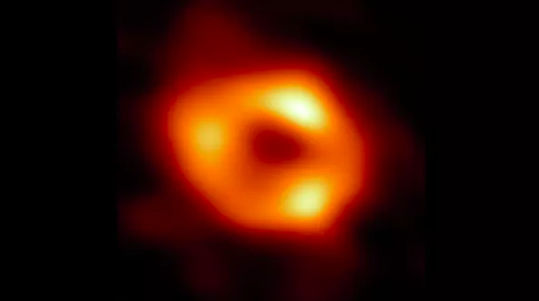 Ученые показали первый в истории снимок черной дыры в центре Млечного Пути