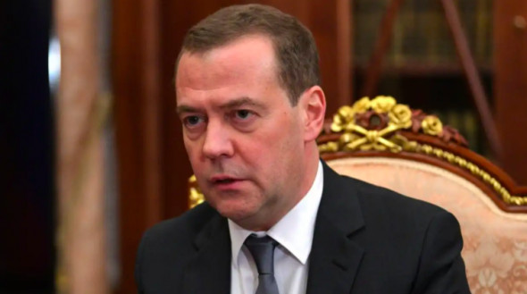 Медведев предложил молодому «петушку» Зеленскому прислушаться к советам опытного «ястреба» Киссинджера