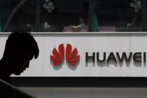Huawei закрывает торговые точки в России, сообщил источник