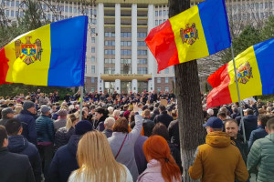 Тысячи человек собрались на акцию протеста в центре Кишинева