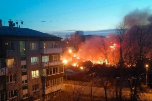 В Иркутске самолет СУ-30 упал на жилой дом