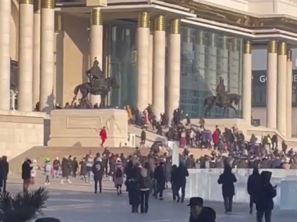 Протестующие в Монголии решили взять штурмом правительство